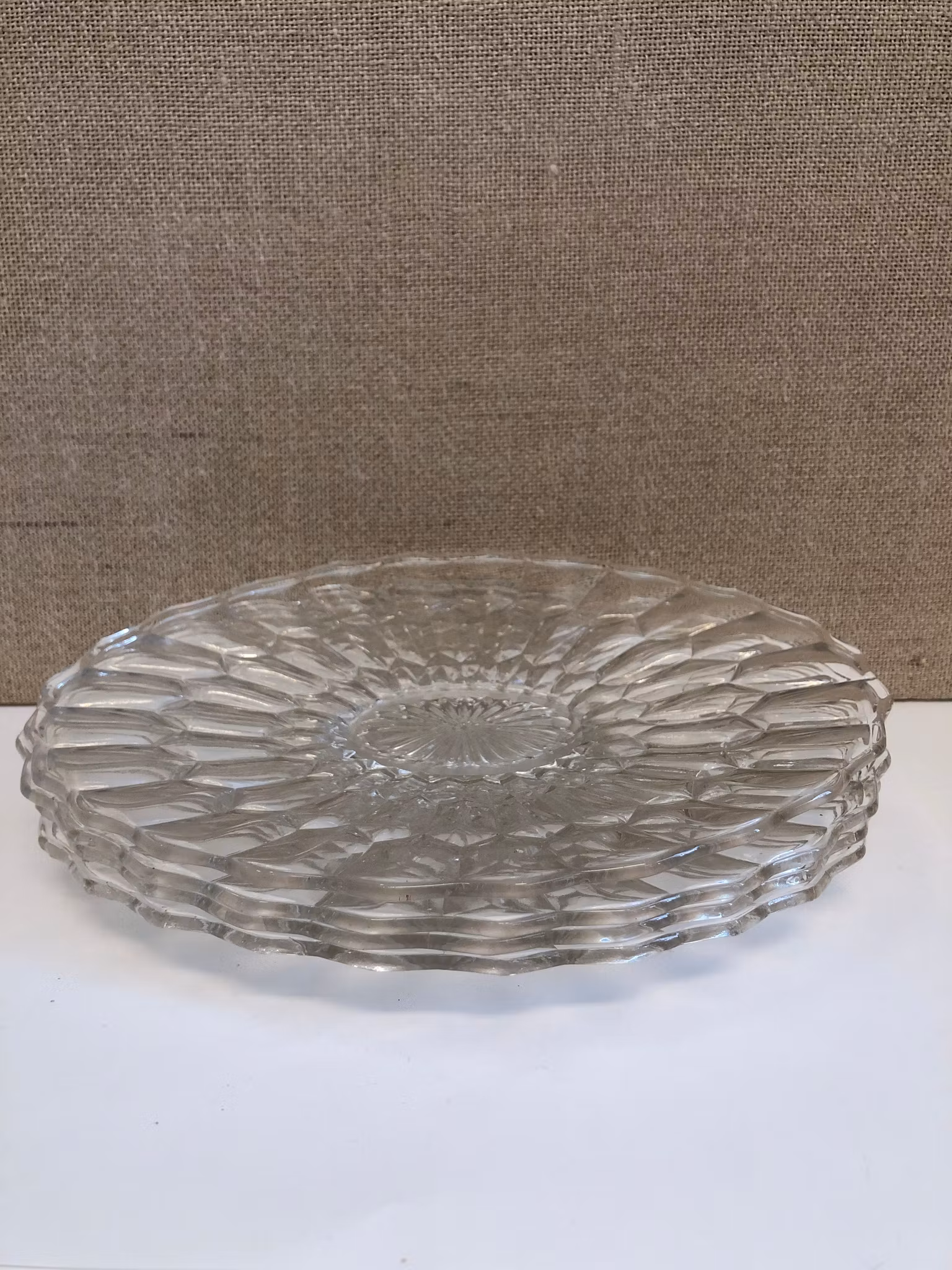 UPPLÄGGNINGSFAT, 4 st. pressglas, 1900-tal.