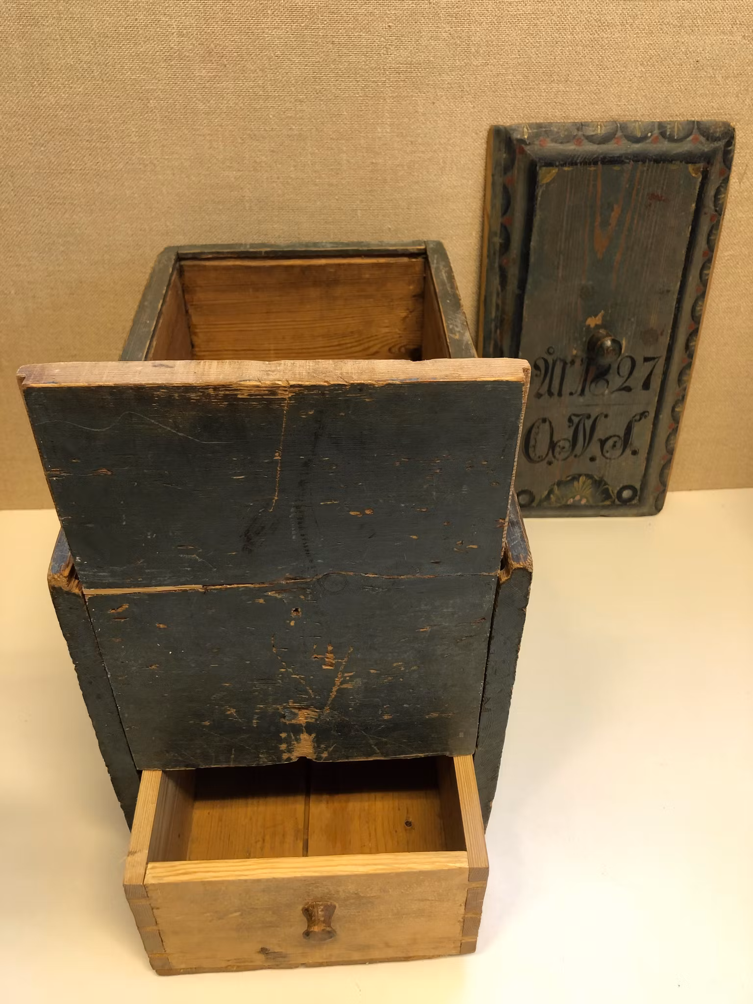 LÅDA, skjutlock, allmoge, original målat, ONS samt daterad 1827.