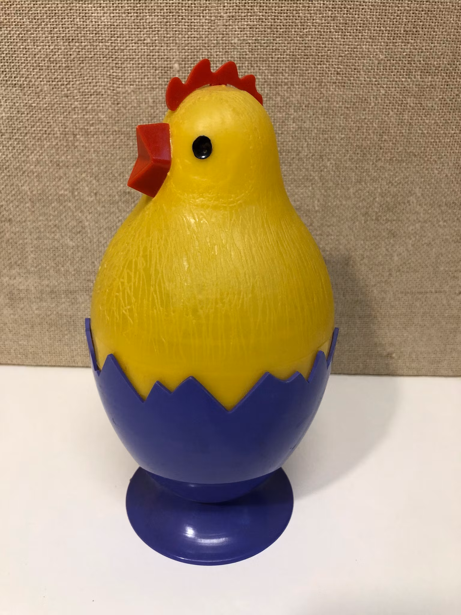 PÅSKÄGG/GODISGÖMMA, plast, "Kyckling", 1960/70-tal.