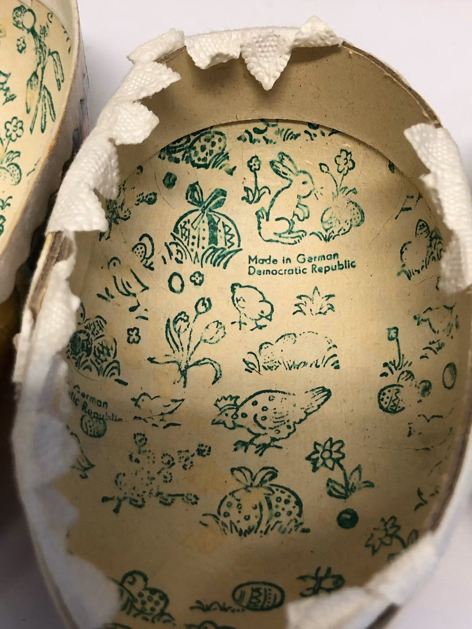 PÅSKÄGG 2 st. papper, made in GDR, 1900-talets mitt.