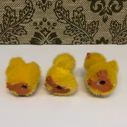 PÅSKKYCKLINGAR 3 st. konstmassa, 1900-tal.