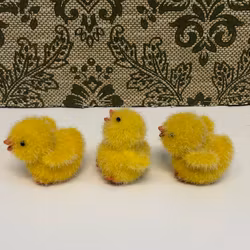 PÅSKKYCKLINGAR 3 st. konstmassa, 1900-tal.