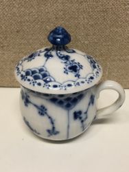 CREMEKOPP, porslin, "Musselmalet", halvblond, Royal Copenhagen, Danmark.