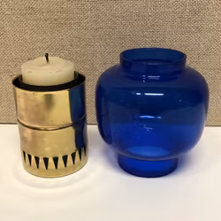 HANS- AGNE JAKOBSSON. Ljuslykta, glas/mässing, 1960/70-tal.