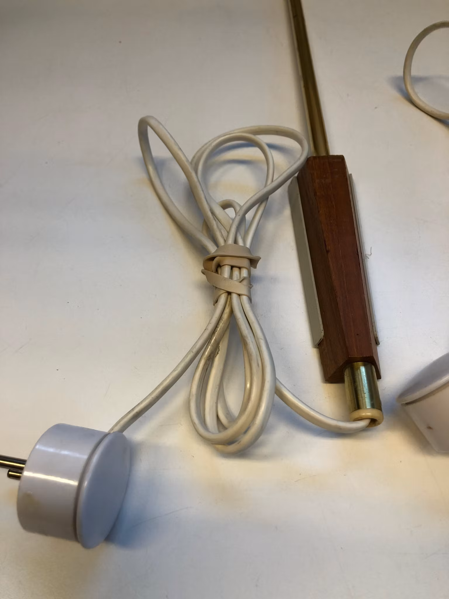 VÄGGLAMPOR, ett par, typ 450, mässing/teak/textil, Möller Armatur Eskilstuna, 1950/60-tal.