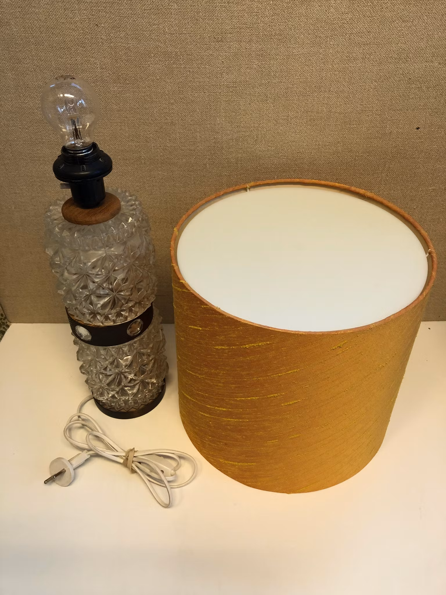 BORDSLAMPA, trä/glas, 1960/70-tal.