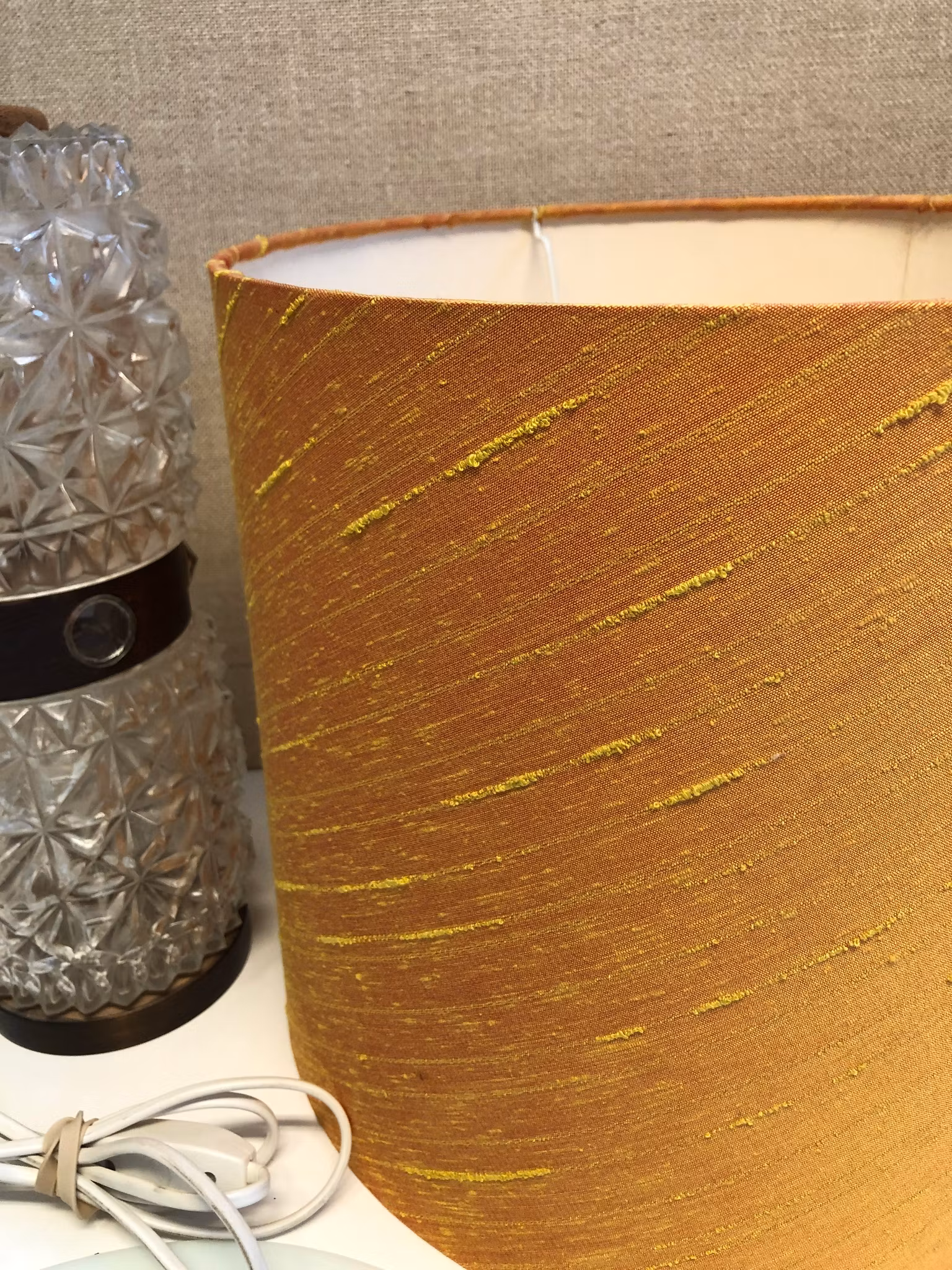 BORDSLAMPA, trä/glas, 1960/70-tal.