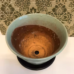 BLOMKRUKA MED FAT, keramik, "1049", Uppsala-Ekeby, 1900-talets mitt.