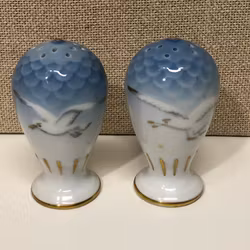 SALT & PEPPARKAR, porslin, "Måsen", Fanny Garde, Bing & Gröndahl, Danmark.