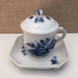 CREAM CUP WITH DISH, porcelain, "Musselmalet", half blonde, Royal Copenhagen, Denmark.