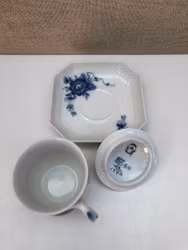 CREMEKOPP MED FAT, porslin, "Blå blomster", Royal Copenhagen, Danmark.