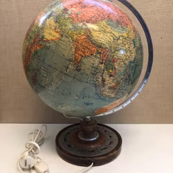 FYSISK-POLITISK JORDGLOB, trä/glas, Räths, 1900-talets andra hälft.