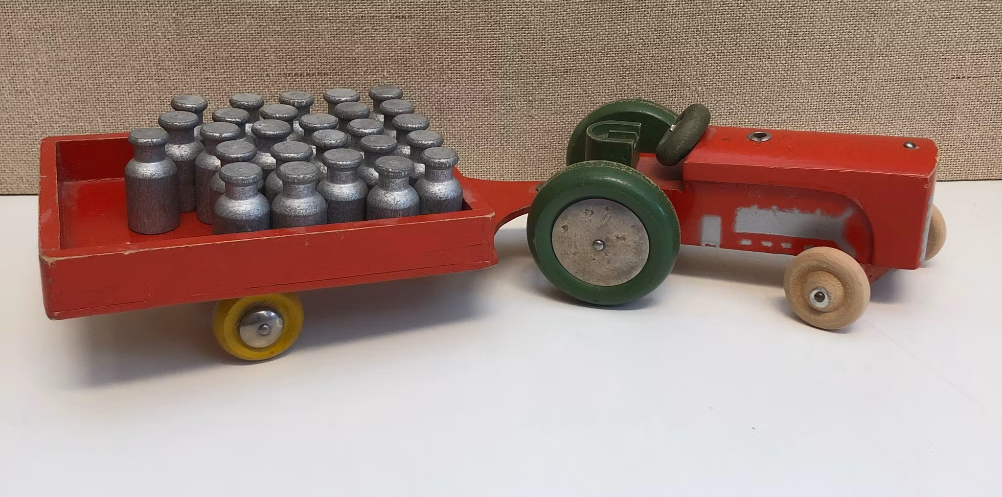 LEKSAKSTRAKTOR MED SLÄP, trä, 1900-talets mitt.