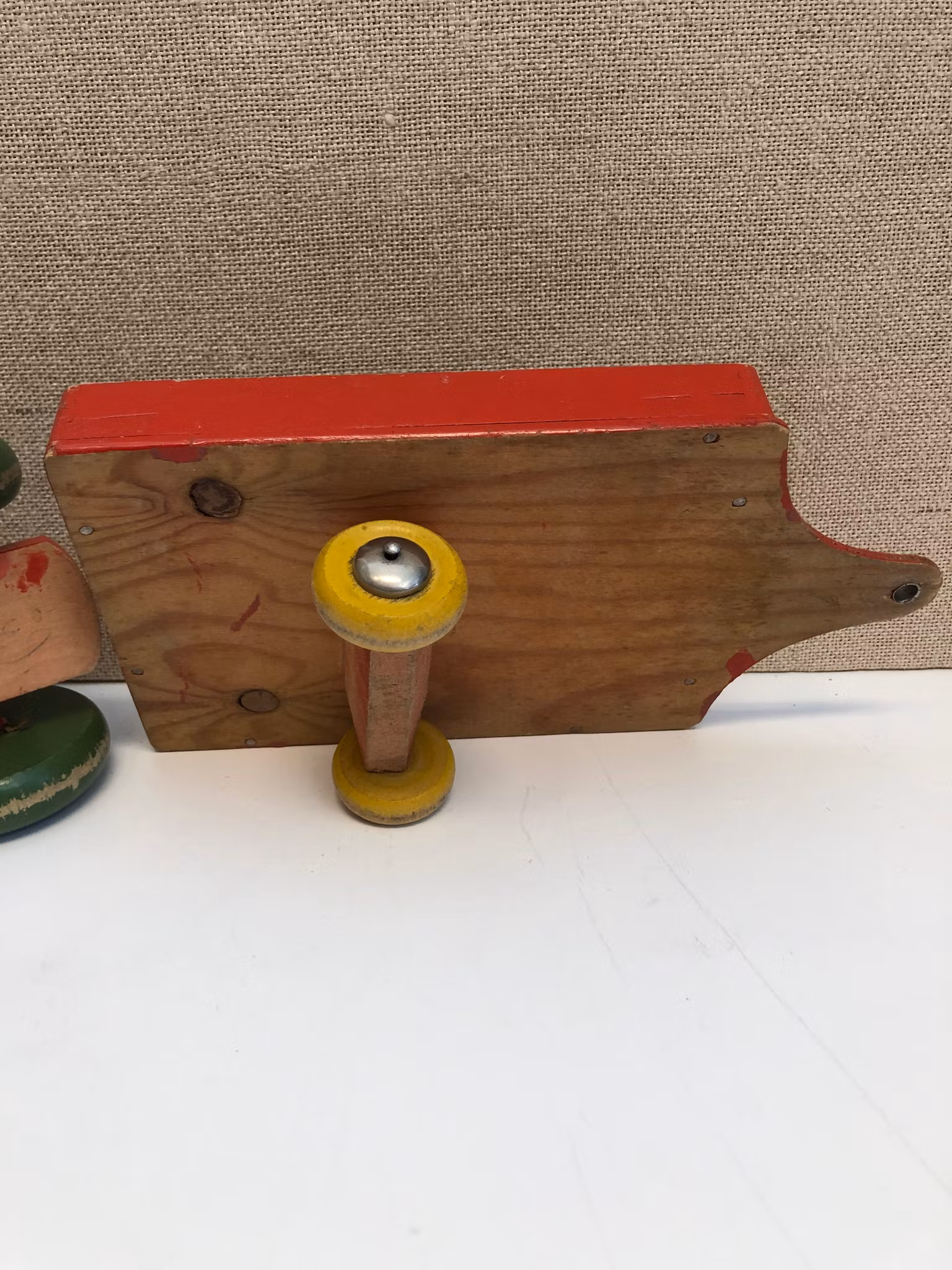 LEKSAKSTRAKTOR MED SLÄP, trä, 1900-talets mitt.