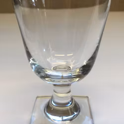 ELIS BERGH. Rödvinsglas, berg kristall, " Ekeberga Pärlbård, Kosta.