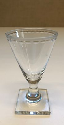 ELIS BERGH. Snapsglas, berg kristall, " Ekeberga Pärlbård, Kosta.
