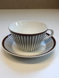 STIG LINDBERG. Tekopp med fat, benporslin, "Spisa Ribb", Gustavsberg.