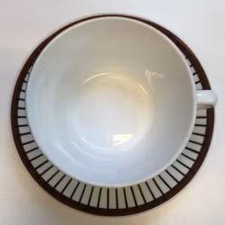 STIG LINDBERG. Tekopp med fat, benporslin, "Spisa Ribb", Gustavsberg.