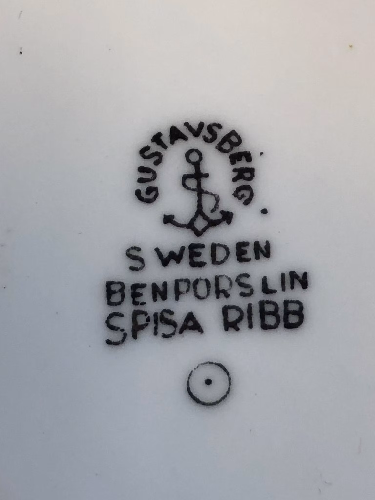 STIG LINDBERG. Tekopp med fat, benporslin, "Spisa Ribb", Gustavsberg.