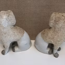 FIGURINER, ett par, porslin, hundar, Staffordshire, England, 1900-talets början.