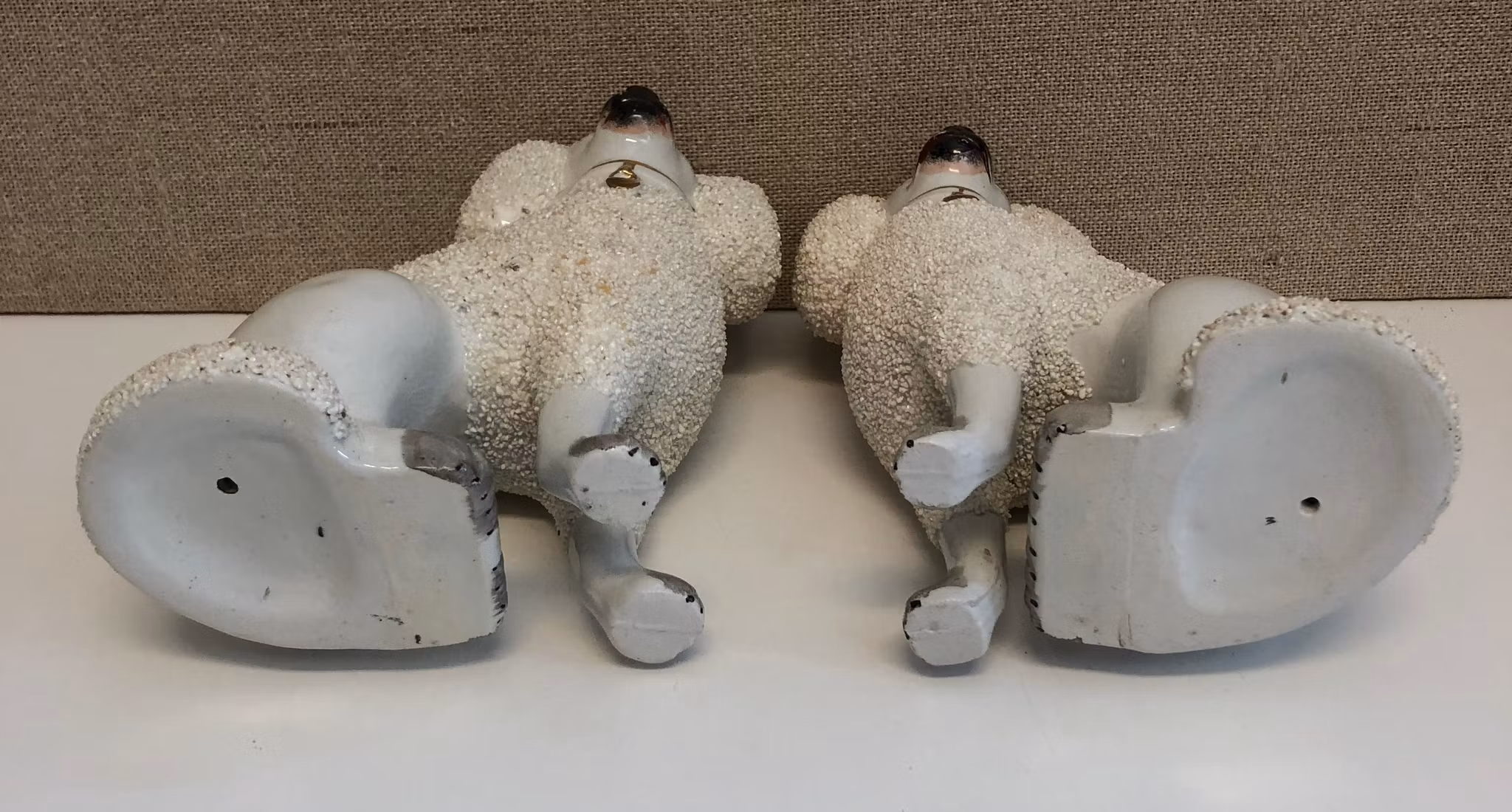 FIGURINER, ett par, porslin, hundar, Staffordshire, England, 1900-talets början.