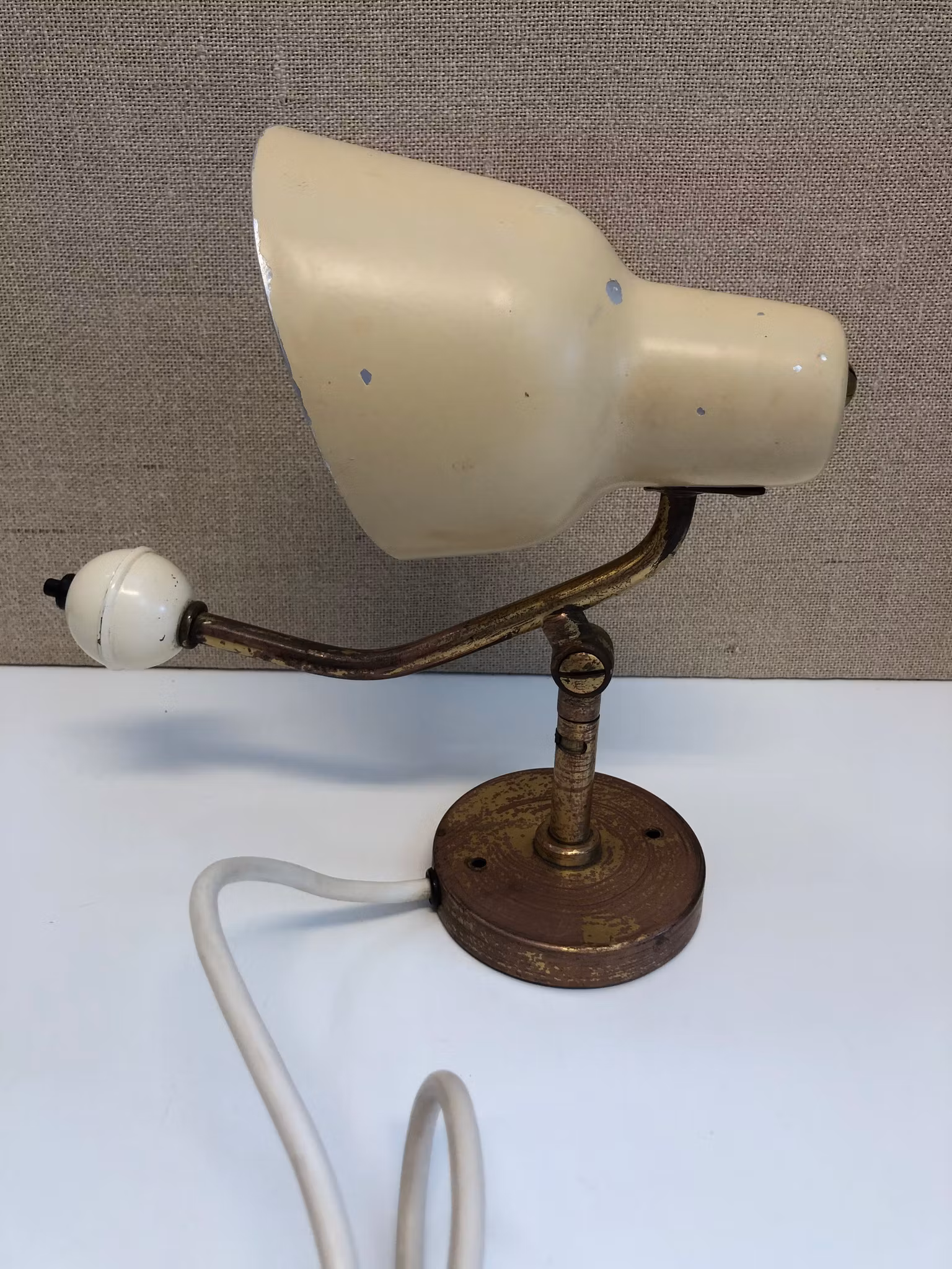 BERTIL BRISBORG. Vägglampa, mässing/metall, Nordiska Komaniet, 1940-tal.