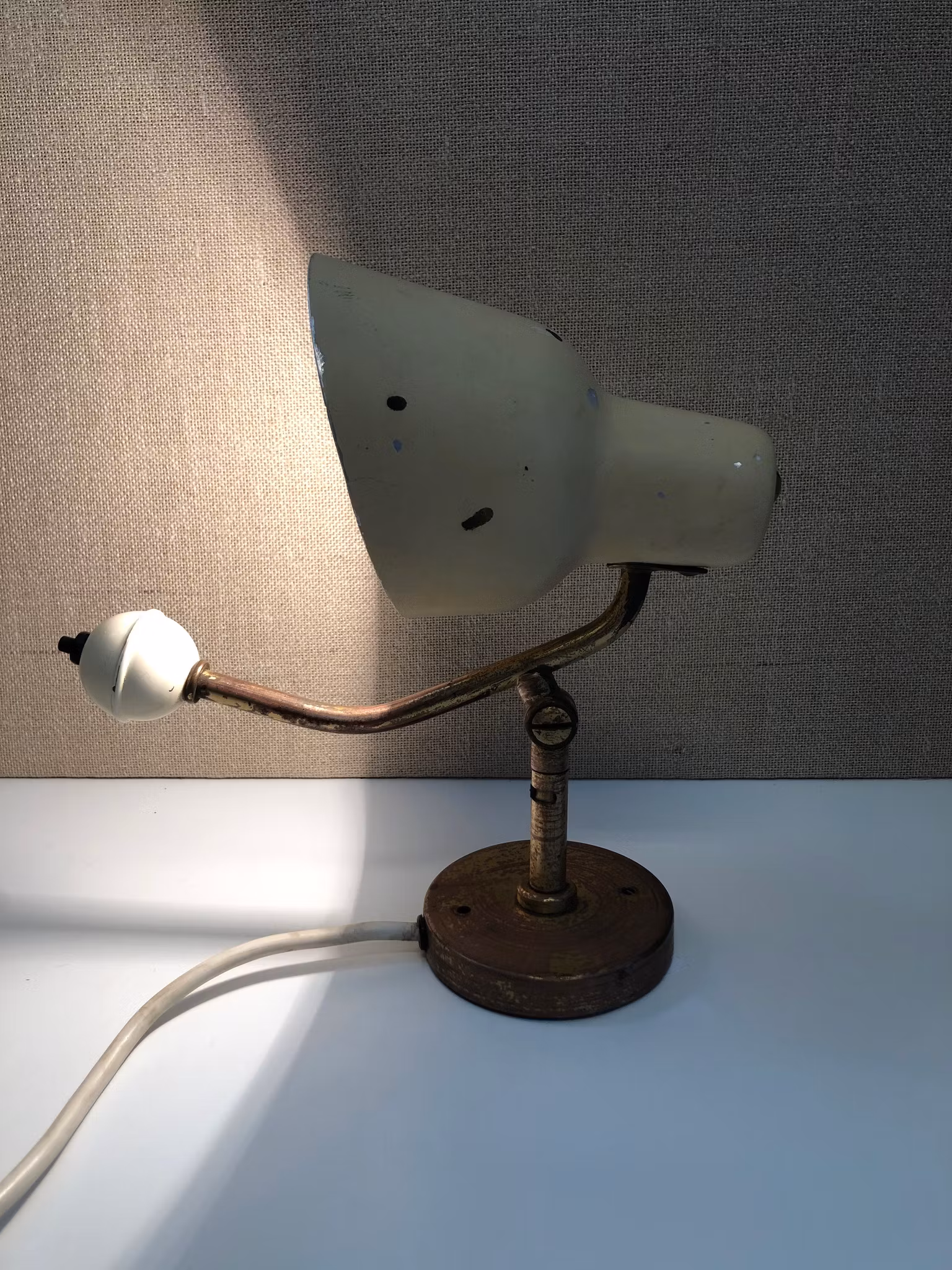 BERTIL BRISBORG. Vägglampa, mässing/metall, Nordiska Komaniet, 1940-tal.