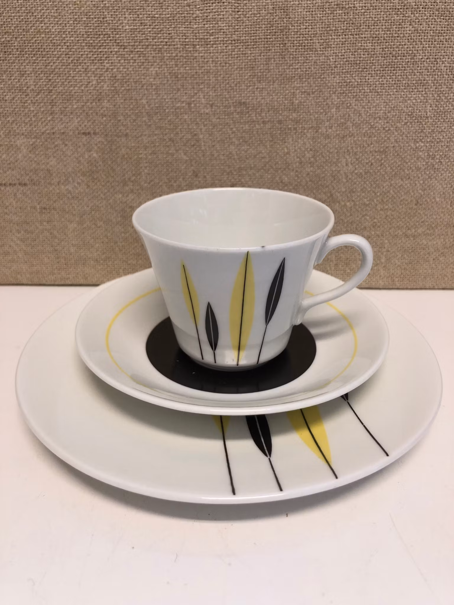 KAFFEKOPP MED FAT SAMT ASSIETT, "Bali", Rörstand, 1900-talets mitt.