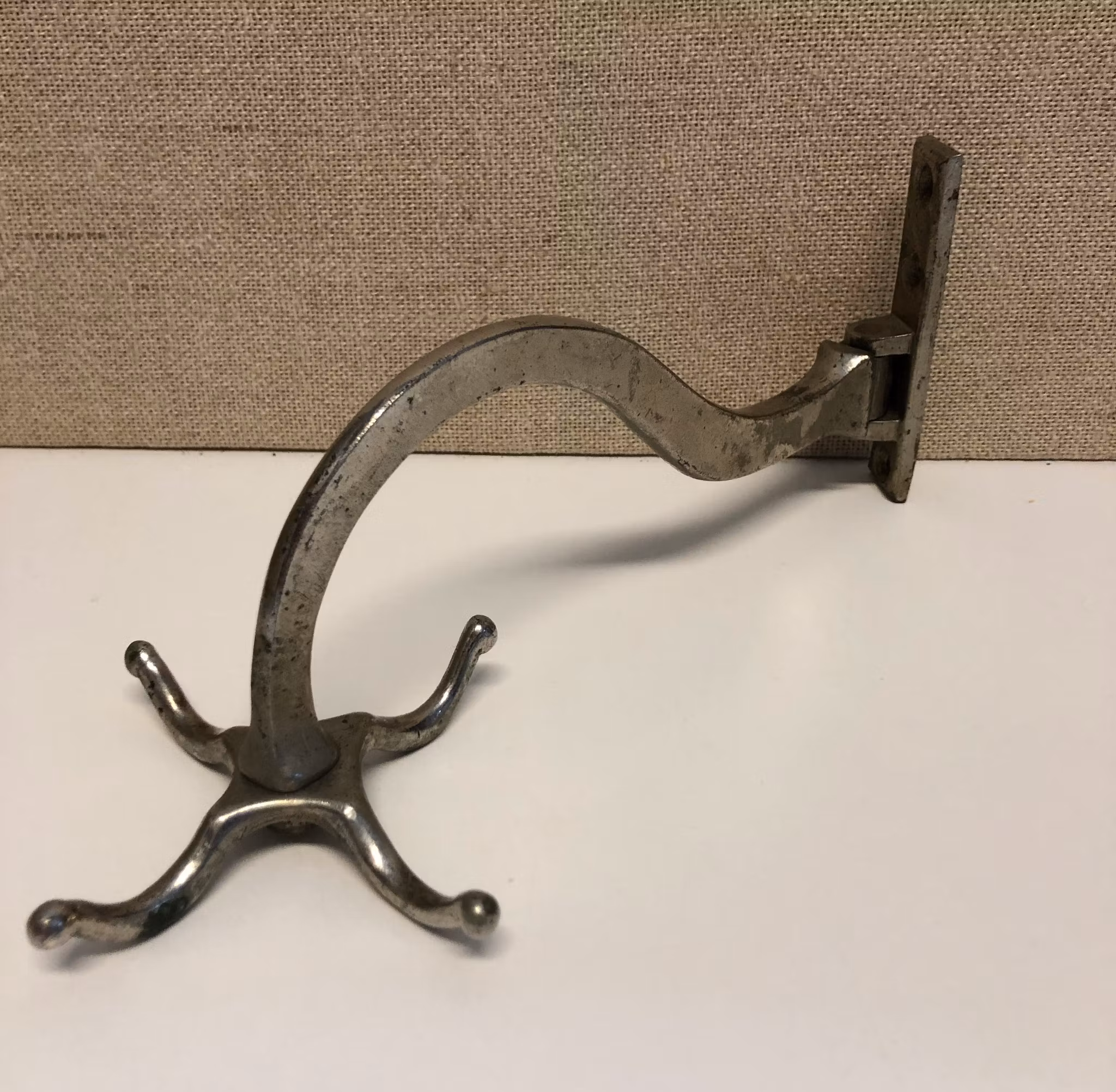 KLÄDHÄNGARE, metall, "väggmodell", Nils Petter Lindeberg, Sundsvall, 18/1900-tal.