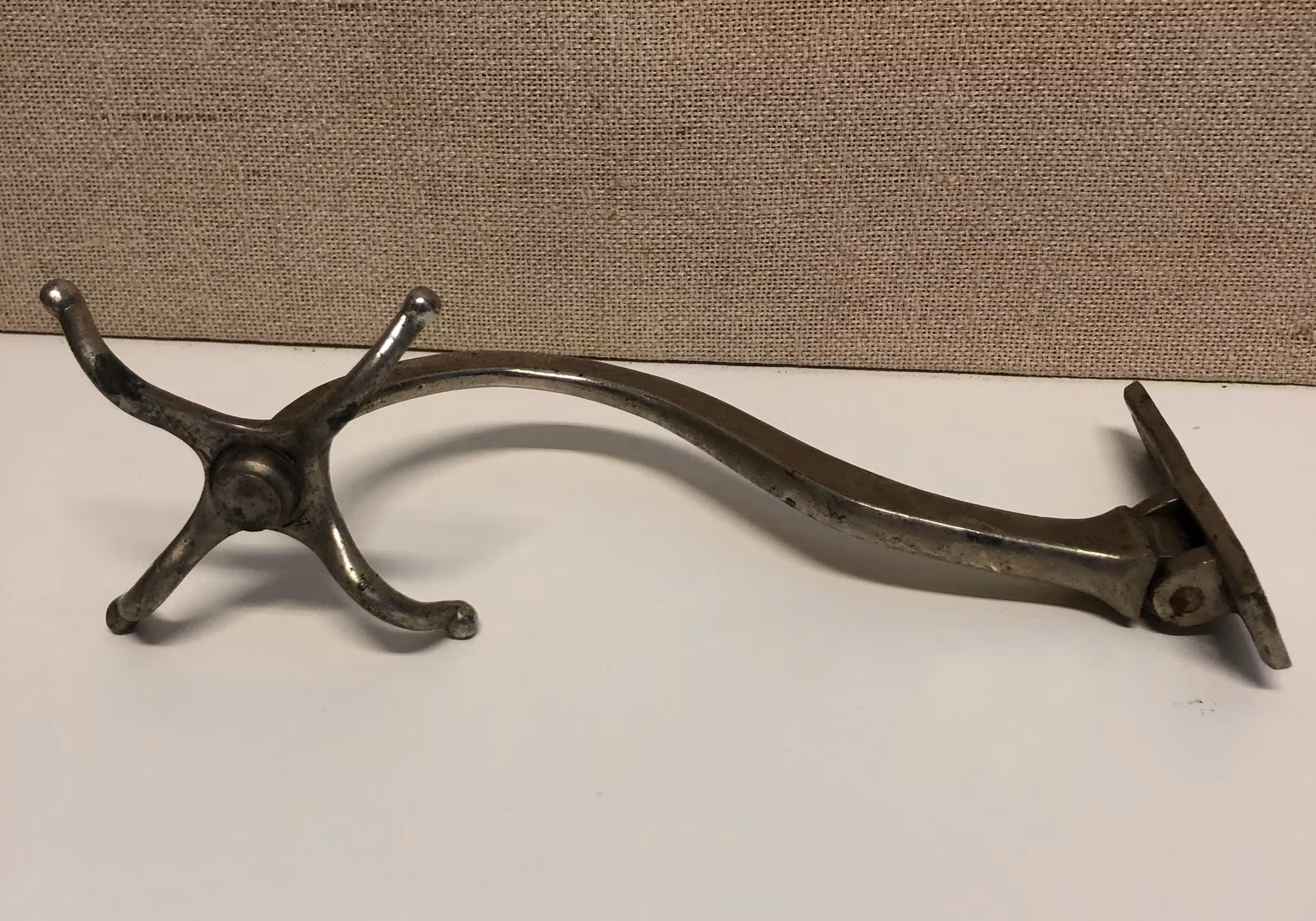 KLÄDHÄNGARE, metall, "väggmodell", Nils Petter Lindeberg, Sundsvall, 18/1900-tal.