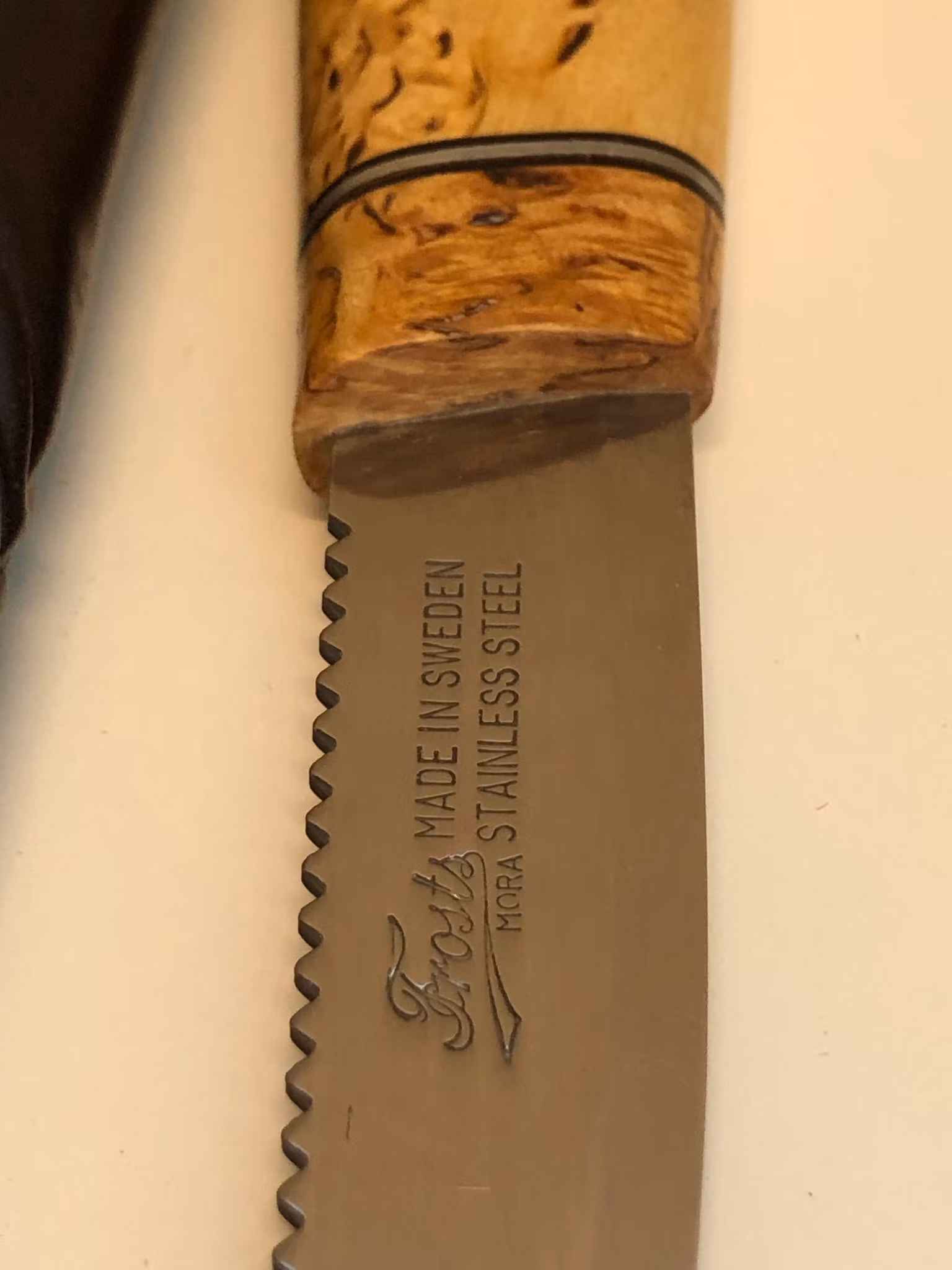 SÖREN NORBERG. Kniv, björk/läder, blad Frost Mora, signerad, 19/2000-tal.