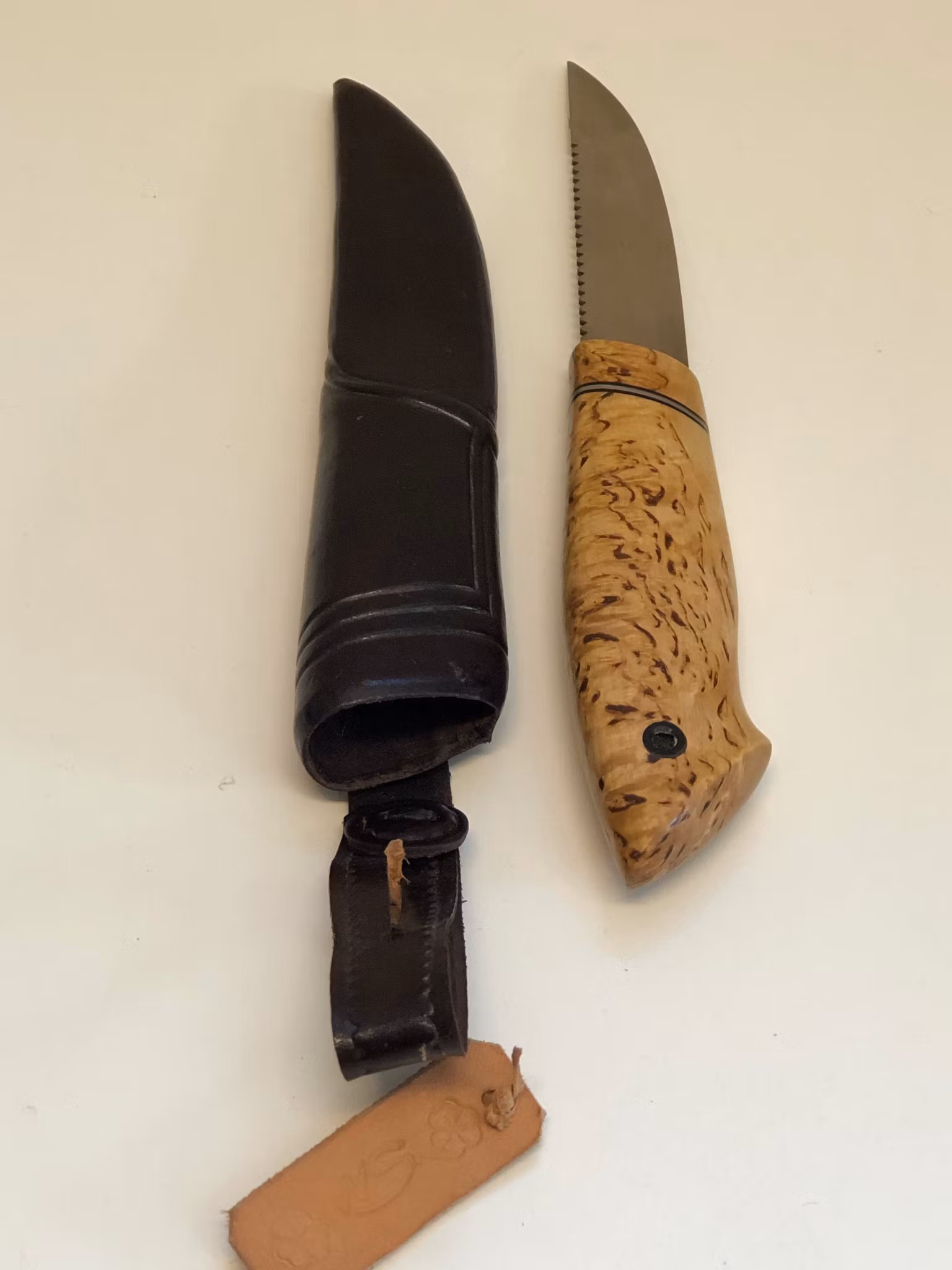 SÖREN NORBERG. Kniv, björk/läder, blad Frost Mora, signerad, 19/2000-tal.