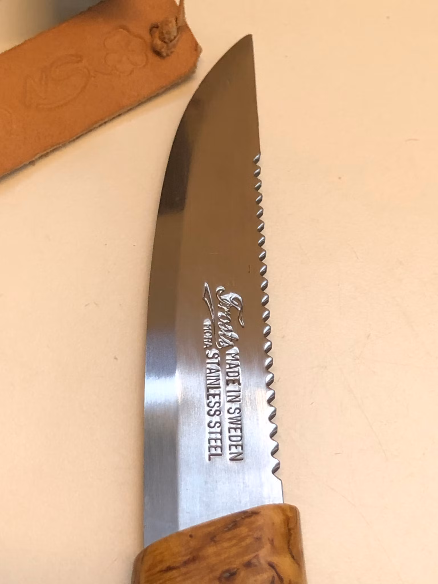 SÖREN NORBERG. Kniv, björk/läder, blad Frost Mora, signerad, 19/2000-tal.