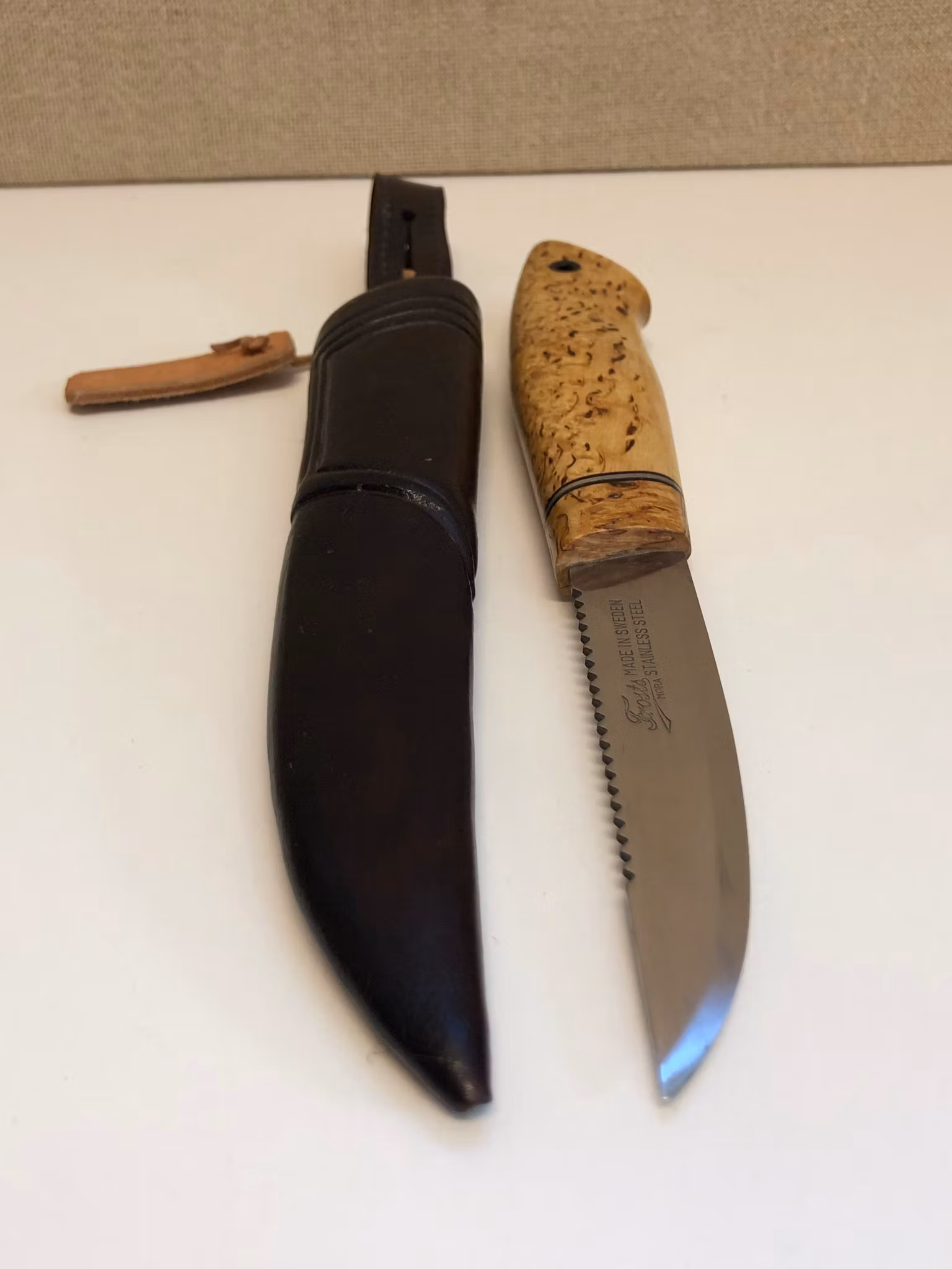 SÖREN NORBERG. Kniv, björk/läder, blad Frost Mora, signerad, 19/2000-tal.