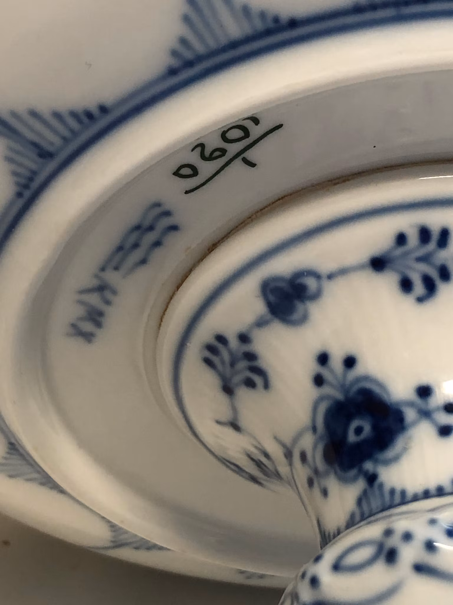 SKÅL PÅ FOT, porslin, " Musselmalet", helblond, 1/1020, Royal Copenhagen Danmark.