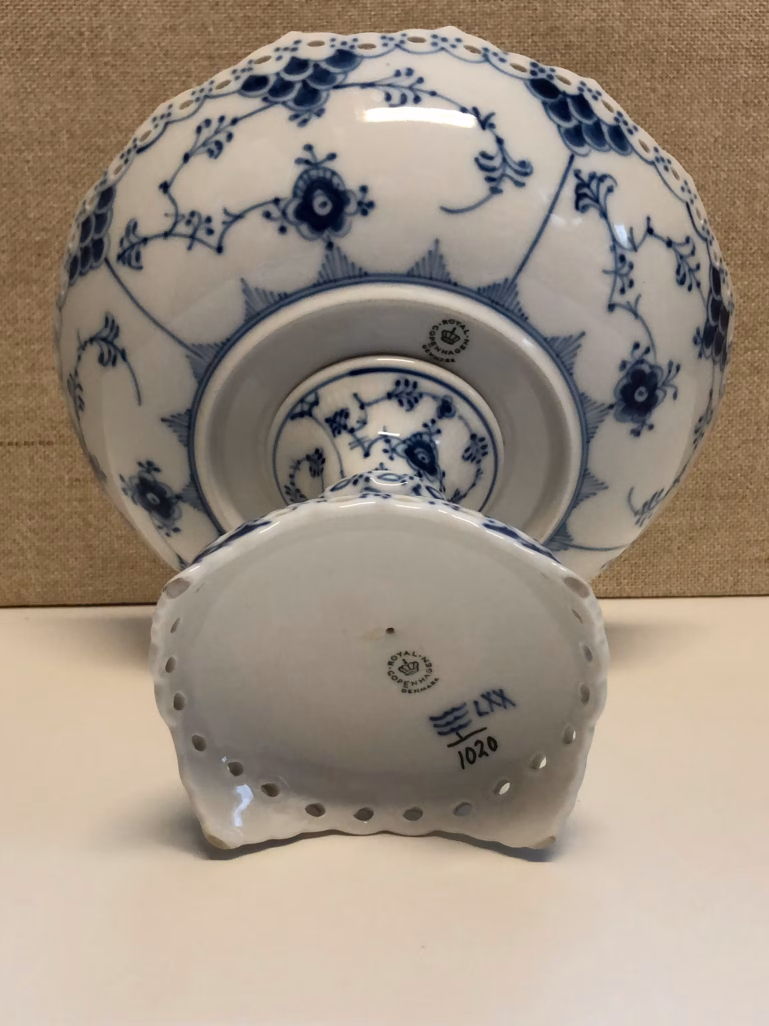 SKÅL PÅ FOT, porslin, " Musselmalet", helblond, 1/1020, Royal Copenhagen Danmark.