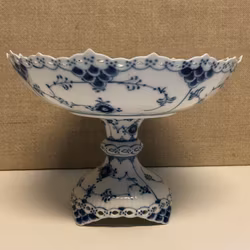 SKÅL PÅ FOT, porslin, " Musselmalet", helblond, 1/1020, Royal Copenhagen Danmark.