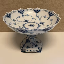 SKÅL PÅ FOT, porslin, " Musselmalet", helblond, 1/1020, Royal Copenhagen Danmark.
