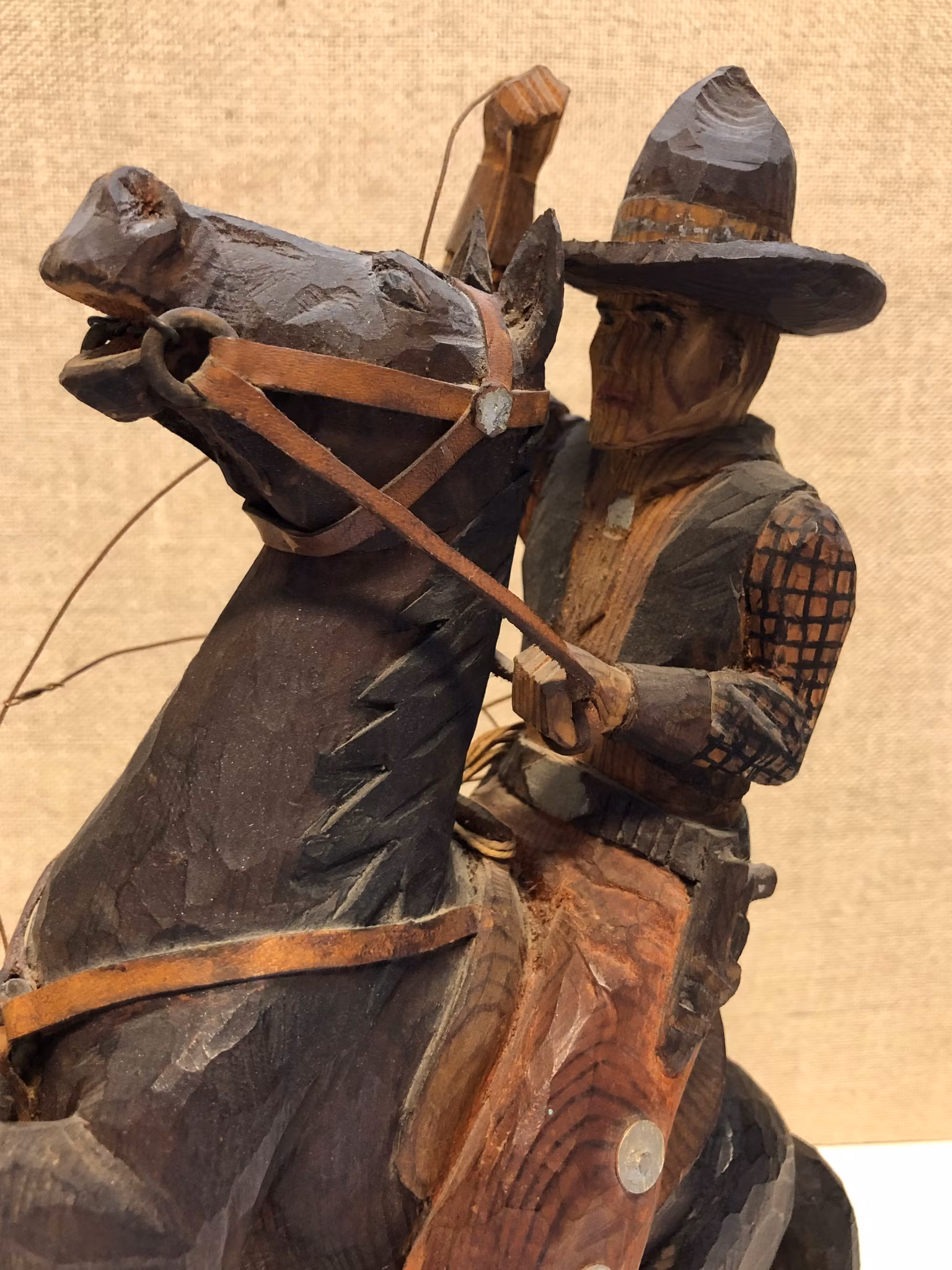 TRÄSKULPTUR, Cowboy, signerad K.E.D. samt daterad 1948.