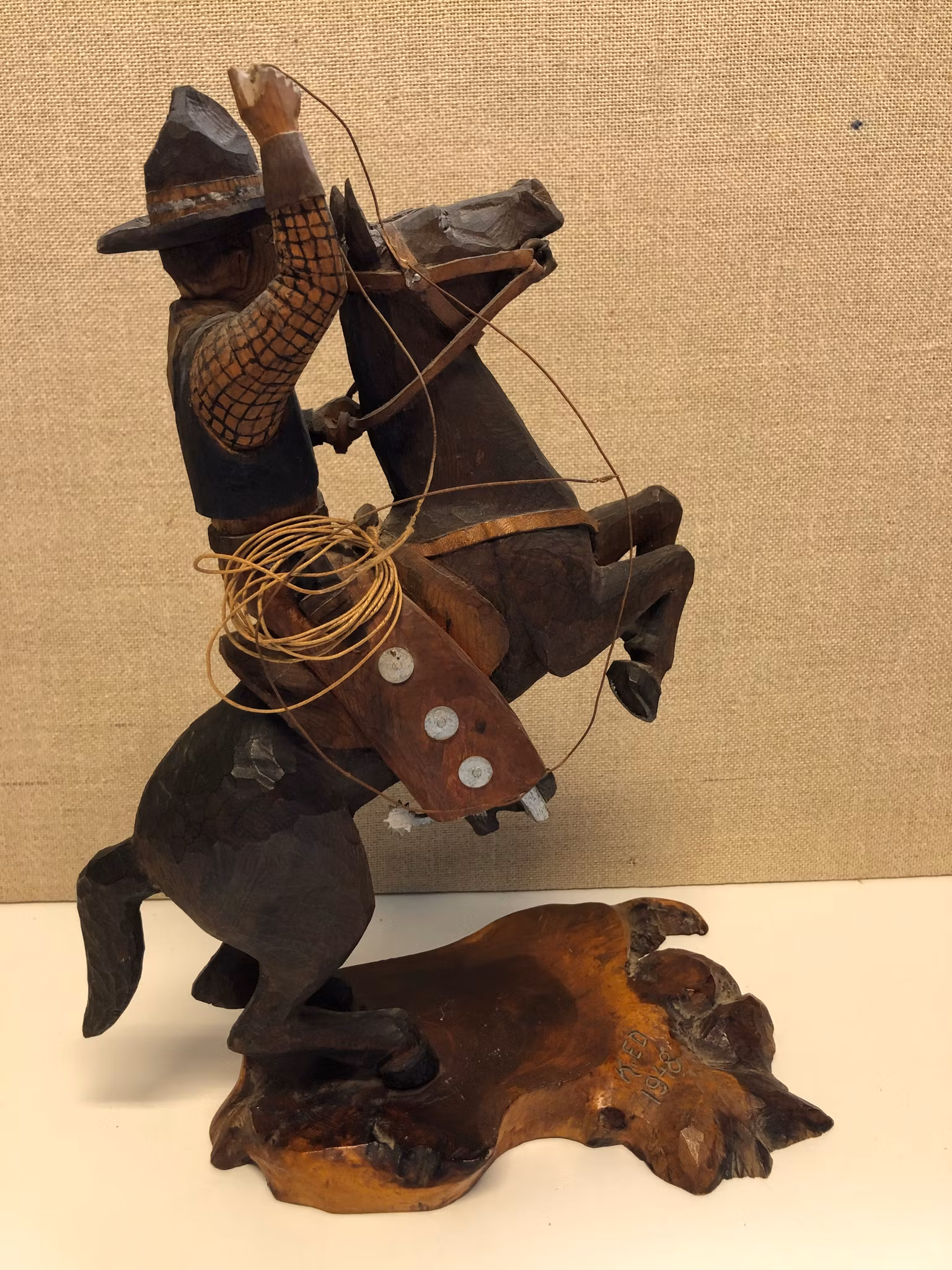 TRÄSKULPTUR, Cowboy, signerad K.E.D. samt daterad 1948.