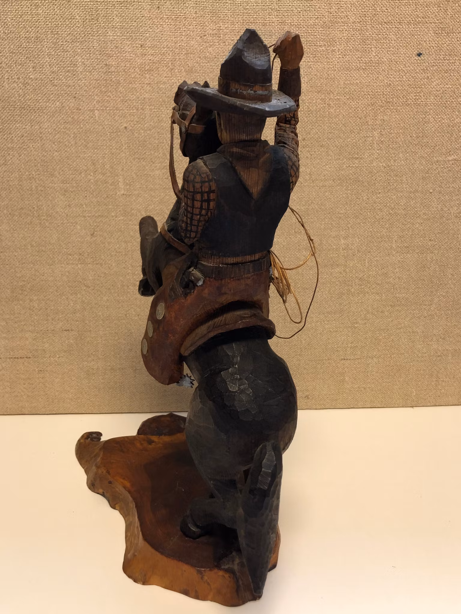 TRÄSKULPTUR, Cowboy, signerad K.E.D. samt daterad 1948.
