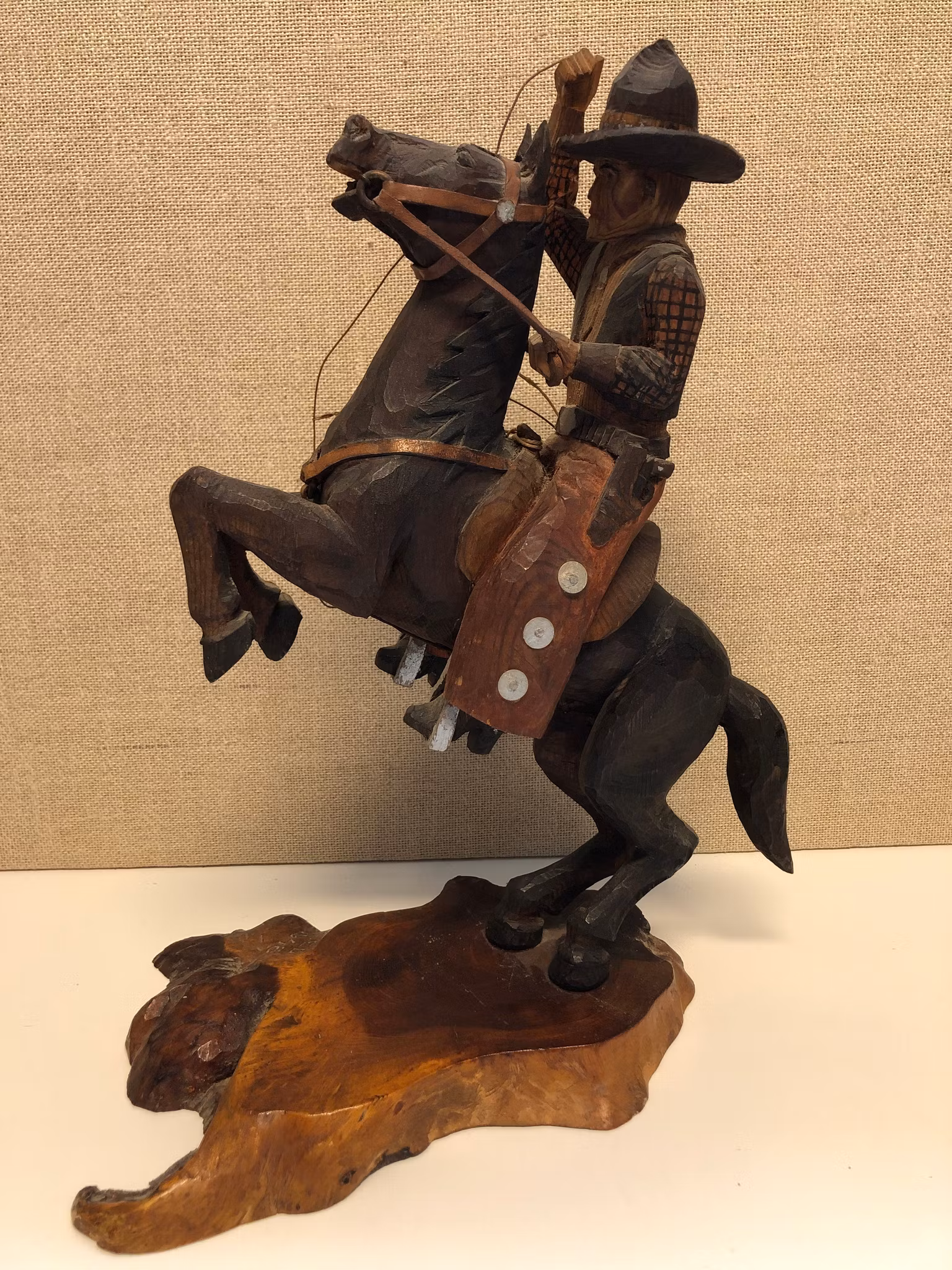 TRÄSKULPTUR, Cowboy, signerad K.E.D. samt daterad 1948.