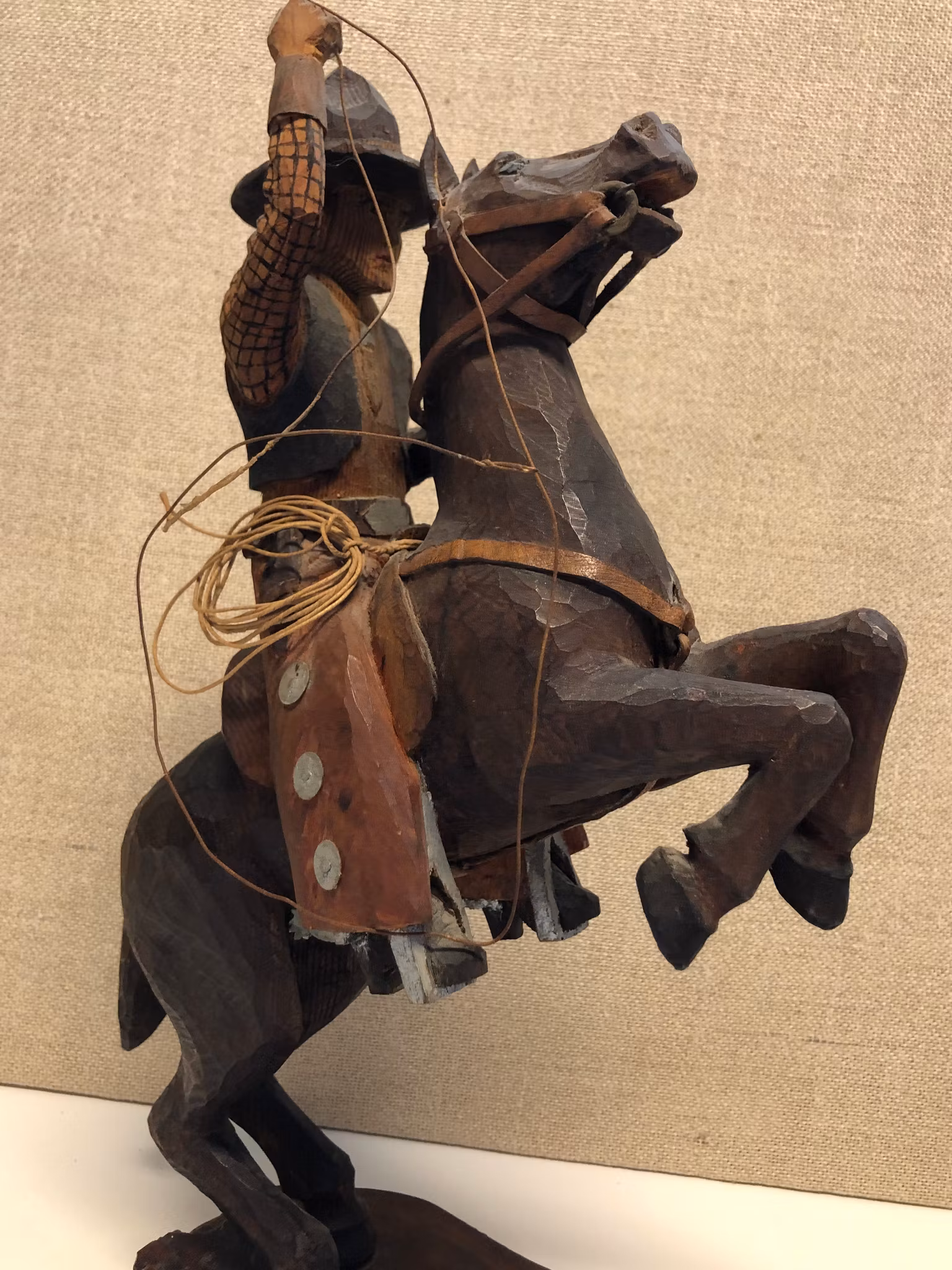 TRÄSKULPTUR, Cowboy, signerad K.E.D. samt daterad 1948.