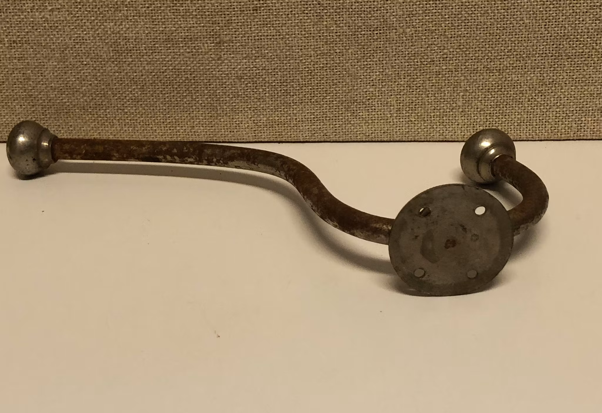 KLÄDKROK, metall, väggmodell, 1900-talets början.