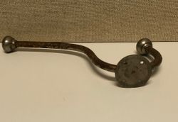 KLÄDKROK, metall, väggmodell, 1900-talets början.