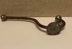 KLÄDKROK, metall, väggmodell, 1900-talets början.
