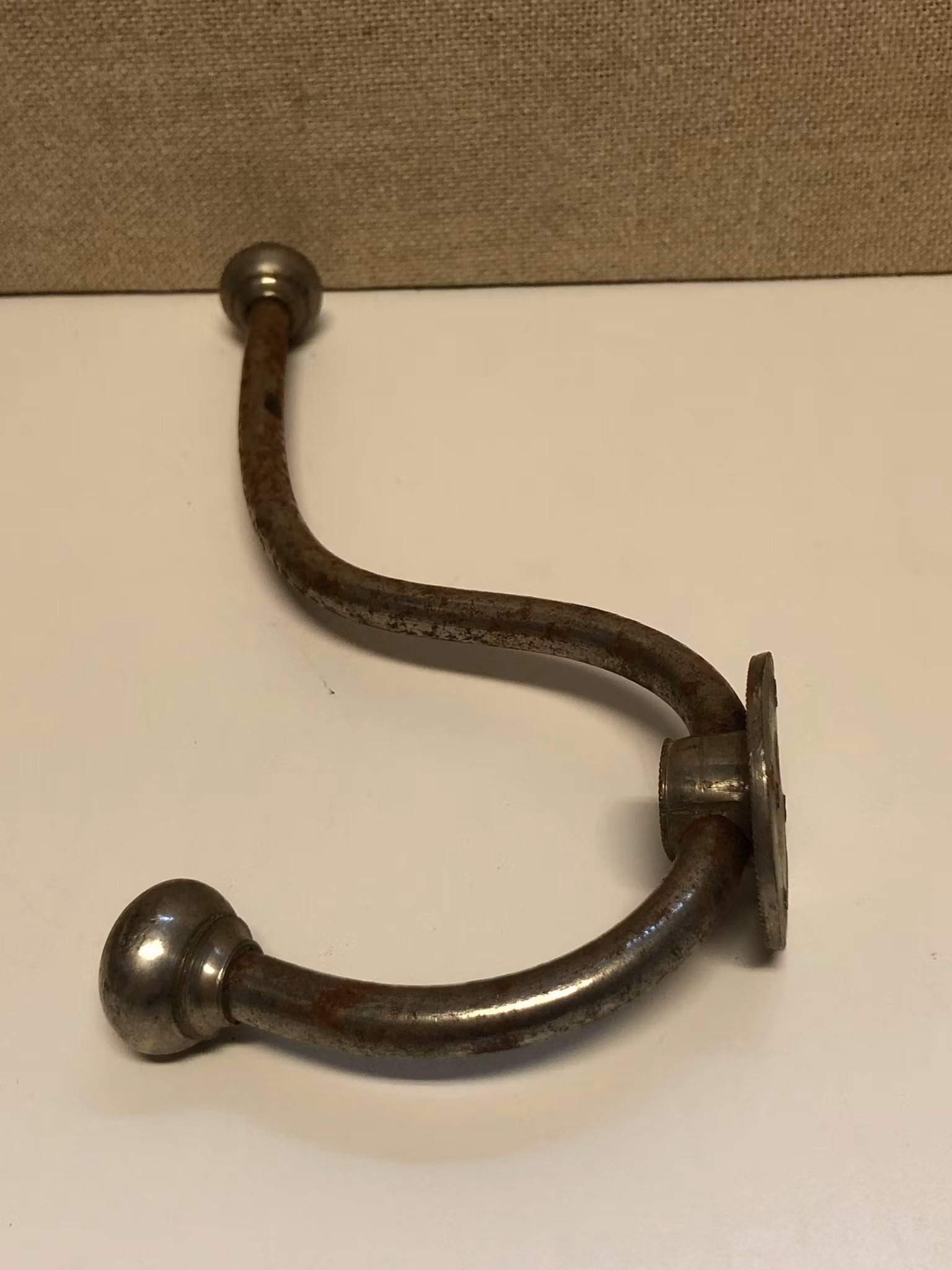 KLÄDKROK, metall, väggmodell, 1900-talets början.