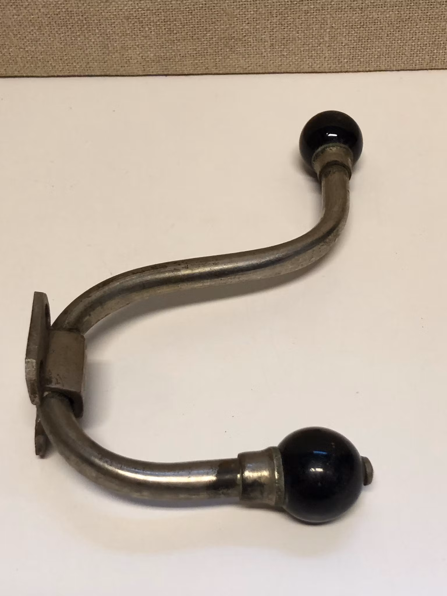 KLÄDKROK, metall, väggmodell, 1900-talets början.