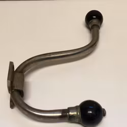 KLÄDKROK, metall, väggmodell, 1900-talets början.