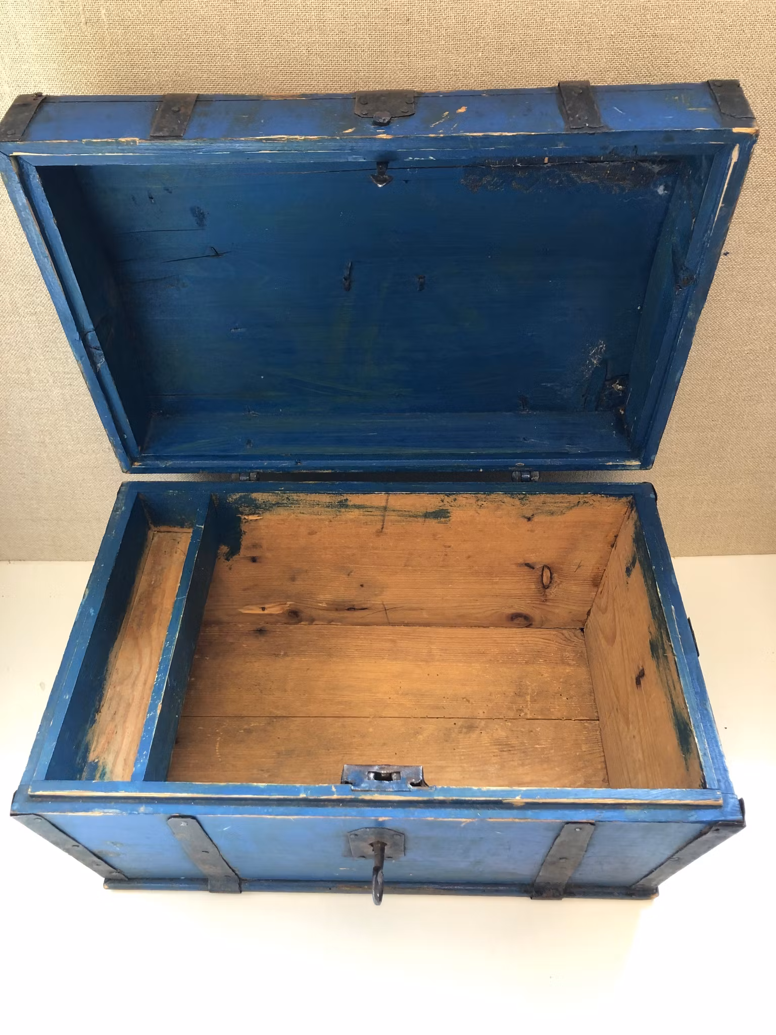 SKRIN, bemålad furu, 1800-tal.